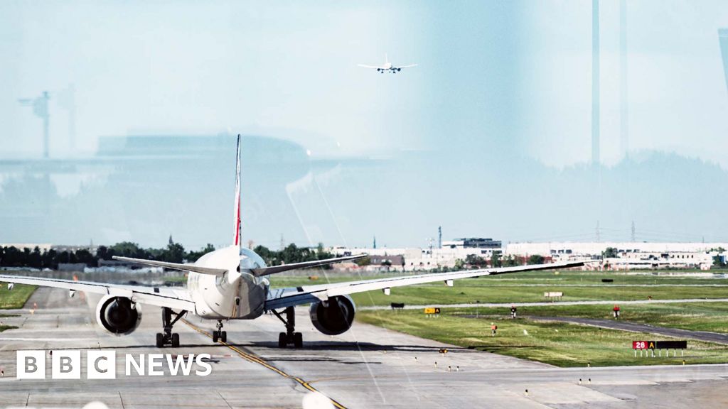 US-bound plane diverts after person from Ebola-hit region boards ‘in error’