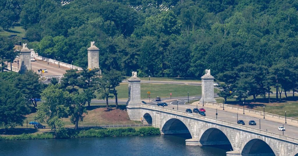 Key federal agency approves the design plan for Trump’s Washington arch | Politics